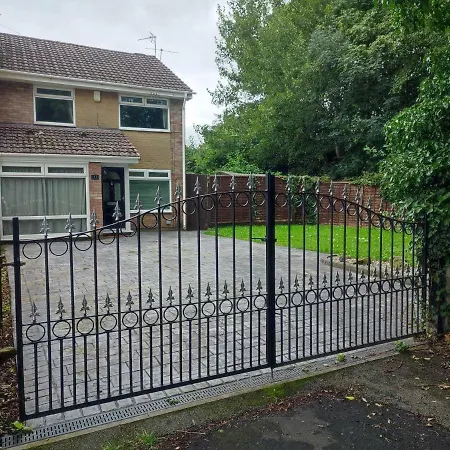 Serendipity - 4 Bedrooms - Big Garden - Near Airport, Whythenshawe Hospital And Roundthorn Business Park * Manchester