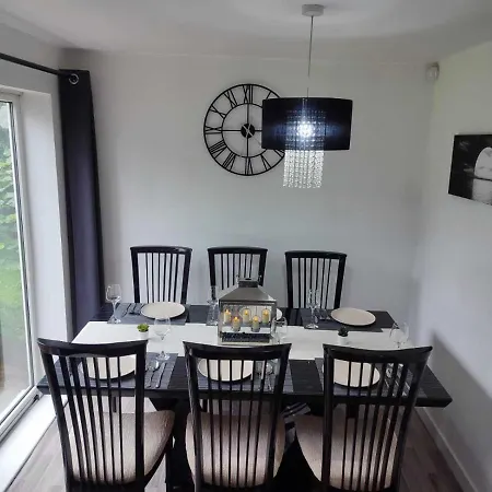 Holiday home Serendipity - 4 Bedrooms - Big Garden - Near Airport, Whythenshawe Hospital And Roundthorn Business Park