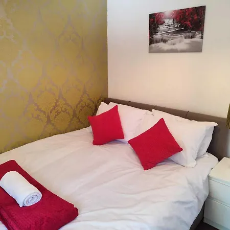 Serendipity - 4 Bedrooms - Big Garden - Near Airport, Whythenshawe Hospital And Roundthorn Business Park * Manchester