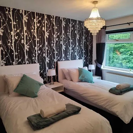 Serendipity - 4 Bedrooms - Big Garden - Near Airport, Whythenshawe Hospital And Roundthorn Business Park * Manchester