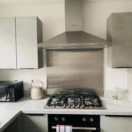 Stylish New Built Double Bed Δωμάτια σε οικογενειακή κατοικία Μάντσεστερ