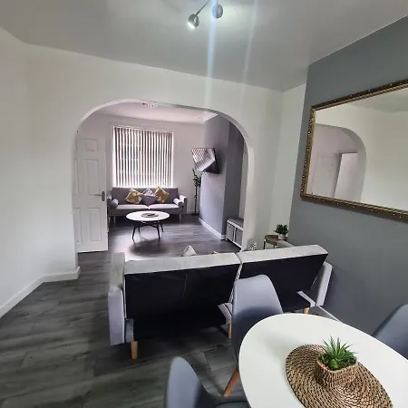 Apartment Lovely 2-bedroom House Close To Media City.