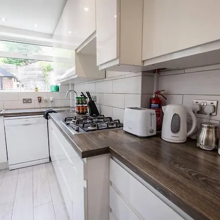 Windsor House 3 Bedrooms Sleeps 8 펜션 맨체스터