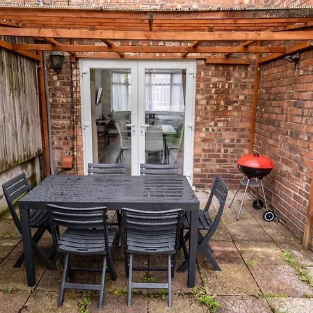 Holiday home Windsor House 3 Bedrooms Sleeps 8 Manchester