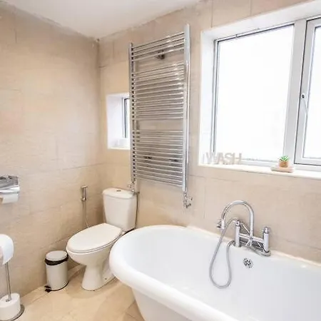 Windsor House 3 Bedrooms Sleeps 8