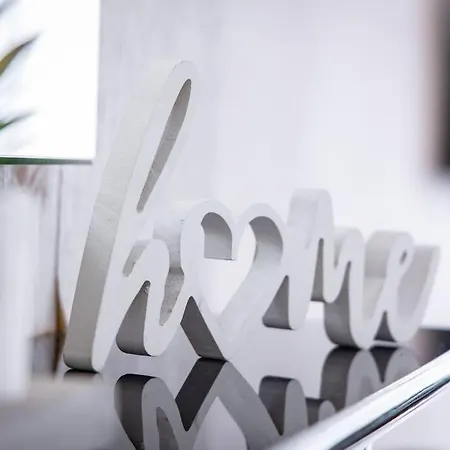 Windsor House 3 Bedrooms Sleeps 8 Отель *