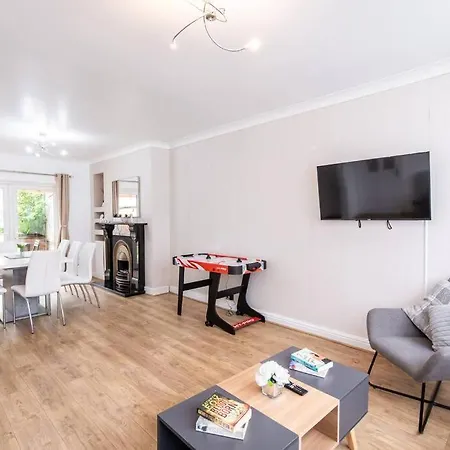 Windsor House 3 Bedrooms Sleeps 8 * Manchester