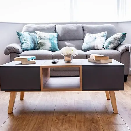 Windsor House 3 Bedrooms Sleeps 8 *