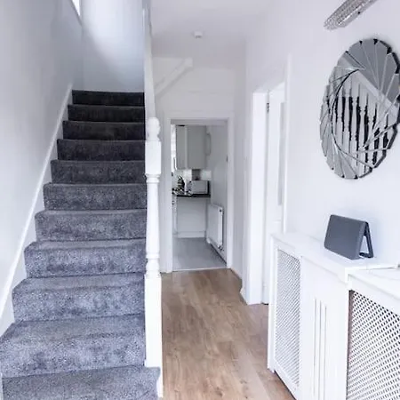 Holiday home Windsor House 3 Bedrooms Sleeps 8 Manchester