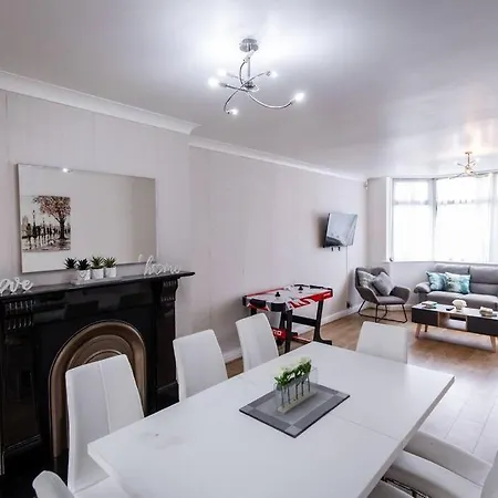 Windsor House 3 Bedrooms Sleeps 8 * Manchester