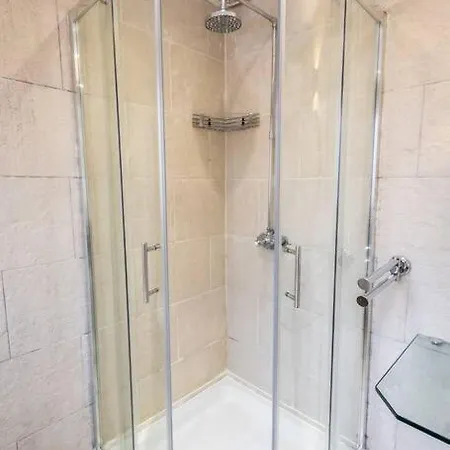 Отель Windsor House 3 Bedrooms Sleeps 8 Манчестер