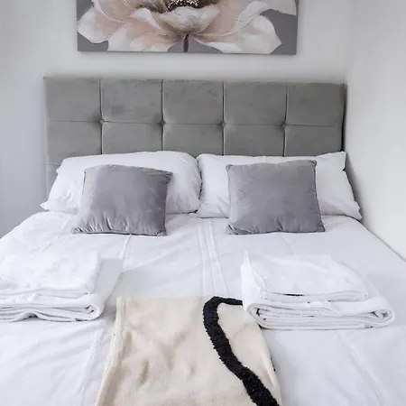 Windsor House 3 Bedrooms Sleeps 8 * Manchester