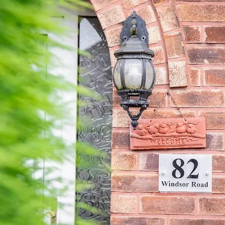 Windsor House 3 Bedrooms Sleeps 8 Отель Манчестер