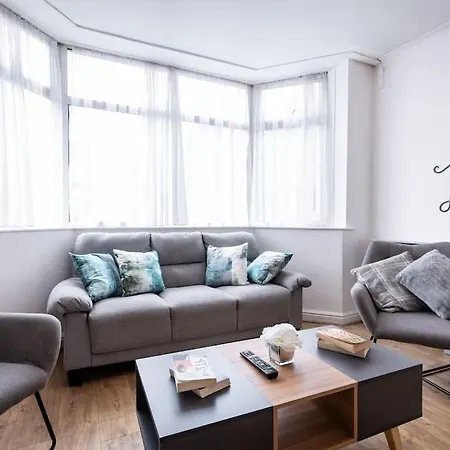 Windsor House 3 Bedrooms Sleeps 8 Manchester