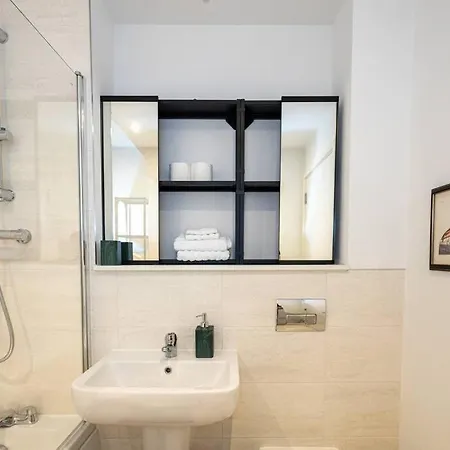 Spacious House W/ Free Parking * Manchester