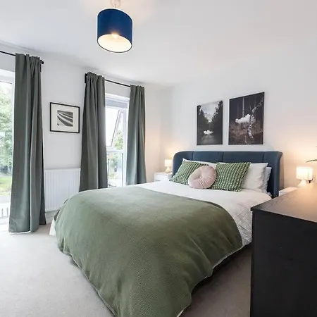 Spacious House W/ Free Parking Manchester