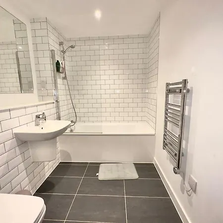 Apartment Morden 2 Bed - Old Trafford