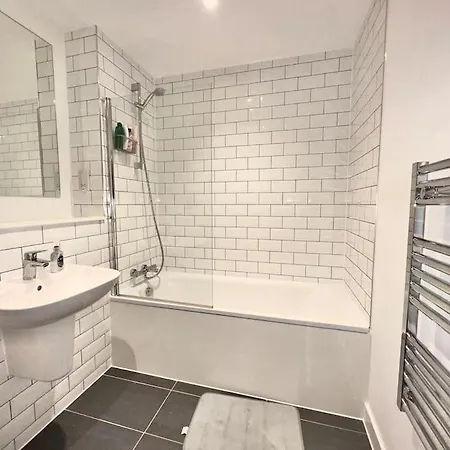 Morden 2 Bed - Old Trafford Apartment Manchester