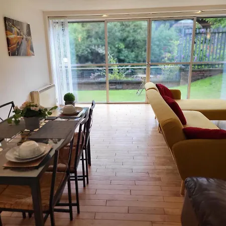 Luxury 2 Bed On River, Wifi, Parking, Garden Apartament Manchester