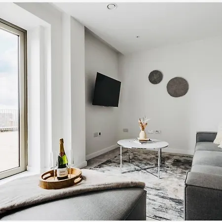 3 Bed Luxury Spacious With Pool Apartment *