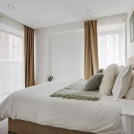 3 Bed Luxury Spacious With Pool Manchester