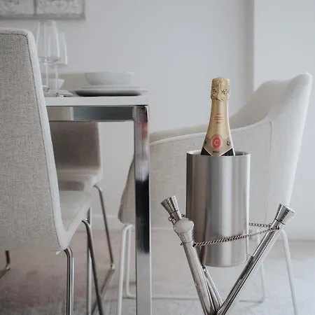Apartment 3 Bed Luxury Spacious With Pool