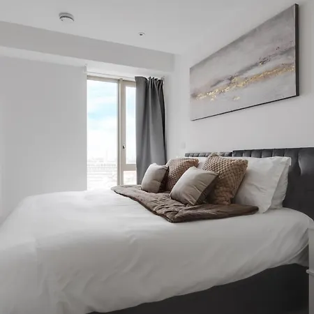 Apartment 3 Bed Luxury Spacious With Pool *