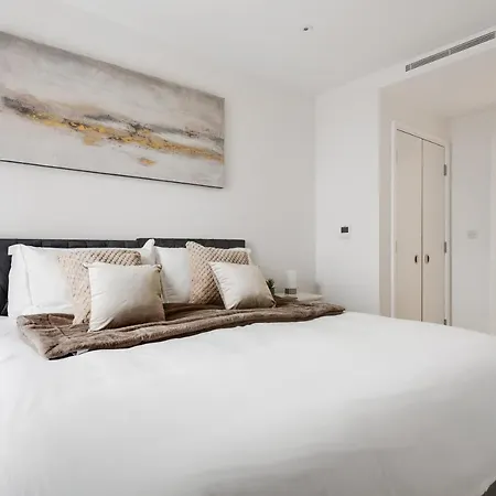 Apartment 3 Bed Luxury Spacious With Pool Manchester