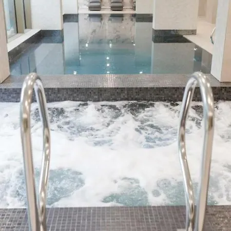3 Bed Luxury Spacious With Pool Apartment Manchester