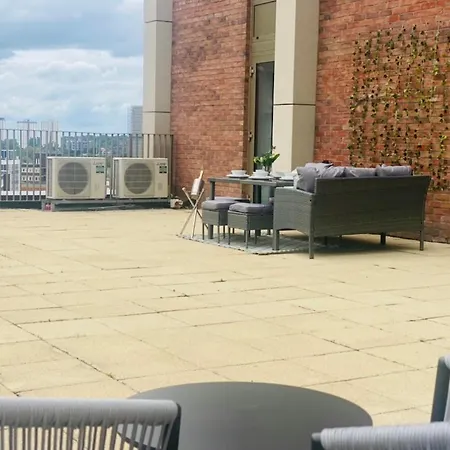 3 Bed Luxury Spacious With Pool * Manchester
