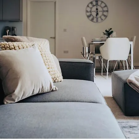 3 Bed Luxury Spacious With Pool Apartment Manchester