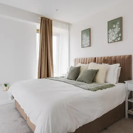 3 Bed Luxury Spacious With Pool Apartment Manchester