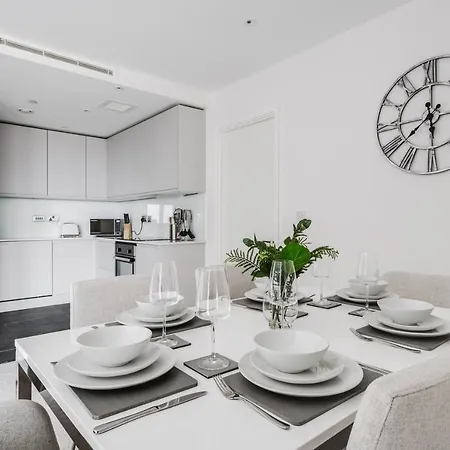 Apartment 3 Bed Luxury Spacious With Pool *