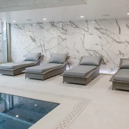 3 Bed Luxury Spacious With Pool Manchester