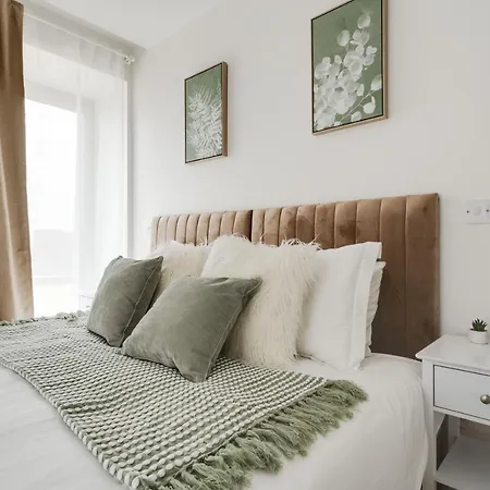 3 Bed Luxury Spacious With Pool Apartment