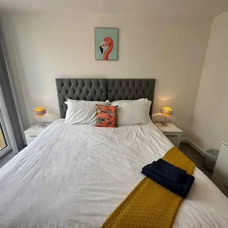 Beautiful 2 Bedroom דירה