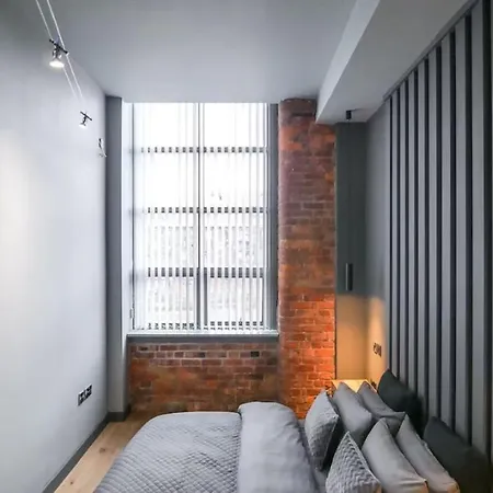 Immaculate 1-bed In Apartment *