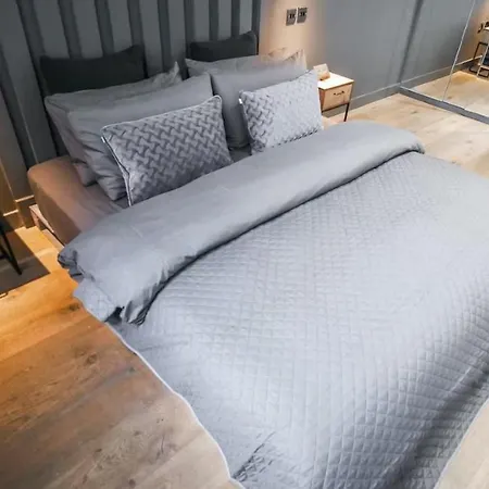 Immaculate 1-bed In *