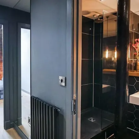 Immaculate 1-bed In Apartment *