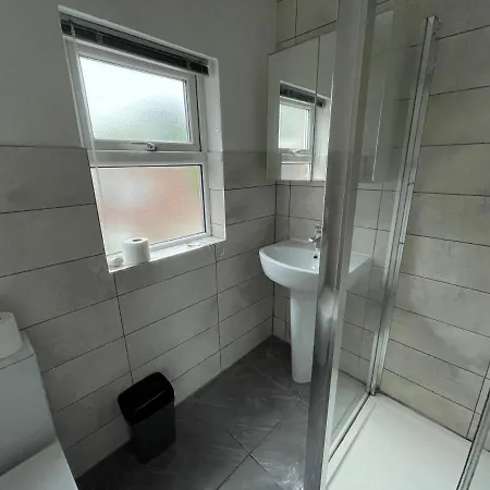 Huge - 12min To - Free Parking - Contractor Friendly - Irwell Apartment