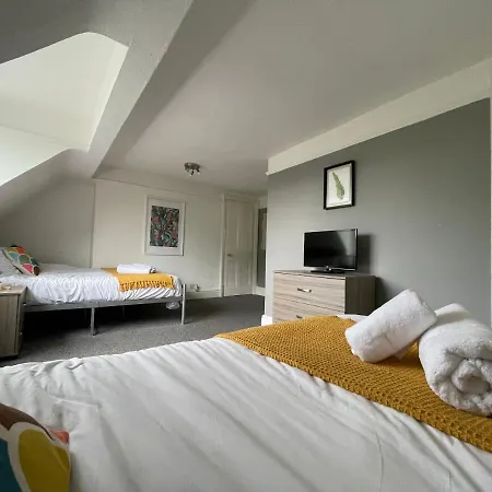 Huge - 12min To - Free Parking - Contractor Friendly - Irwell