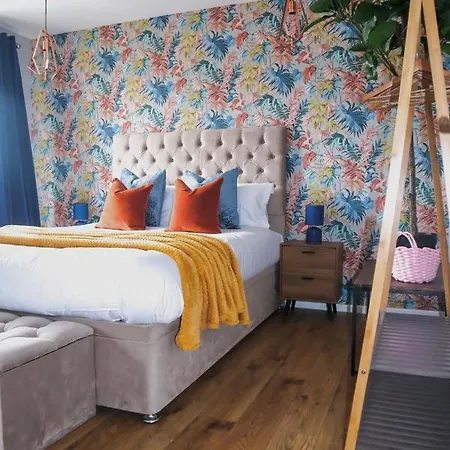 Stylish House For 9 With Patio Holiday home Manchester
