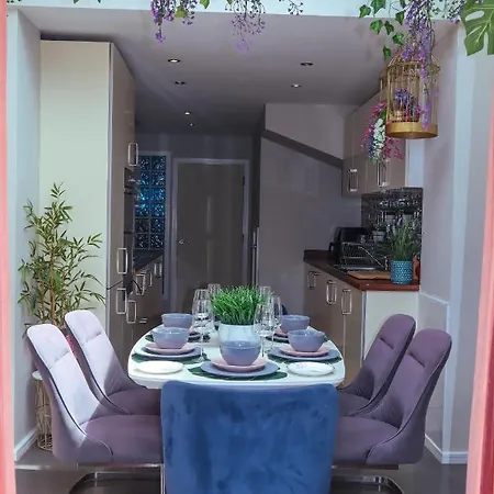 Stylish House For 9 With Patio Holiday home Manchester