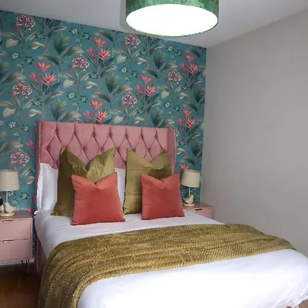 Stylish House For 9 With Patio Manchester