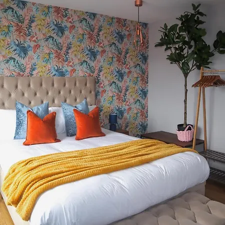 Stylish House For 9 With Patio Holiday home