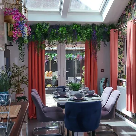 Stylish House For 9 With Patio Holiday home *