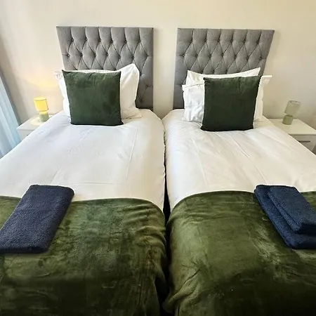 Cosy 2 Bed Sleeps 4+balcony Apartment