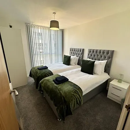Cosy 2 Bed Sleeps 4+balcony Apartment