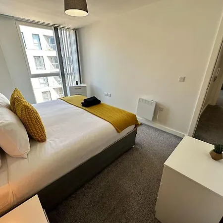 Cosy 2 Bed Sleeps 4+balcony Apartment *
