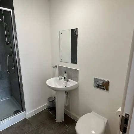 Lovely 2 Bed Mcr + Balcony *